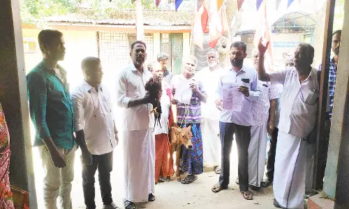 வந்தவாசியில் மாடு, கோழிகளுடன் ஆர்ப்பாட்டம்