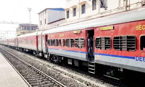 கேரள மாநிலம் எர்ணாகுளம் சென்ற எக்ஸ்பிரஸ் ரெயில் சக்கரம் பழுதால் அரக்கோணத்தில் நிறுத்தம்