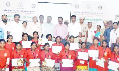 பேரிடர்கால மீட்பாளர்களுக்கான பயிற்சி வகுப்பு முடித்தவர்களுக்கு சான்றிதழ்- கலெக்டர் வழங்கினார்