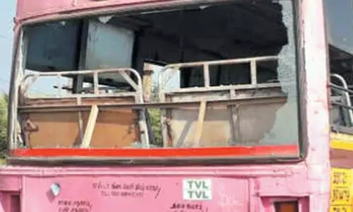 அரசு பஸ் கண்ணாடி உடைப்பு- போலீஸ் விசாரணை