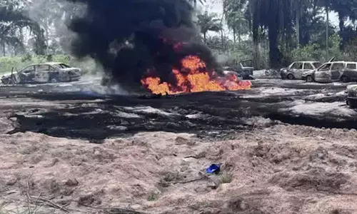 கச்சா எண்ணெய் திருட்டின்போது பயங்கர தீ விபத்து - 12 பேர் பலி