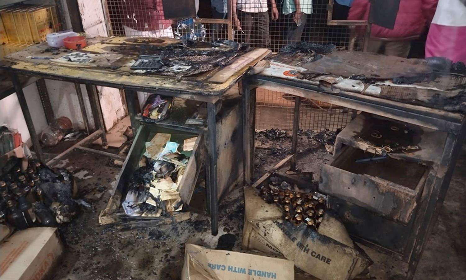 டாஸ்மாக் கடையில் பெட்ரோல் குண்டுகள் வீச்சு: விற்பனையாளர் படுகாயம்