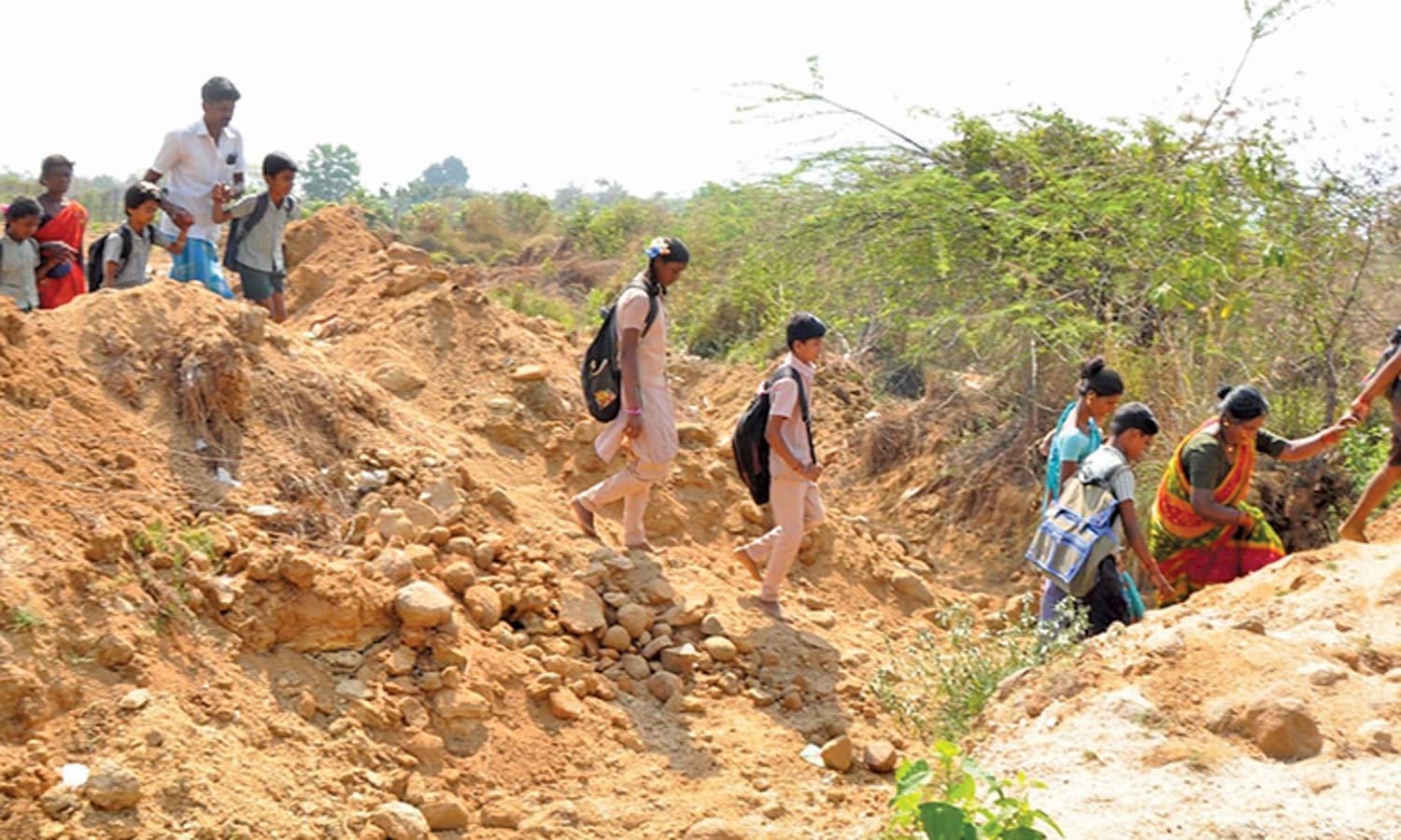 பள்ளிப்பட்டு அருகே சாலை வசதி இன்றி தவிக்கும் மாணவர்கள்