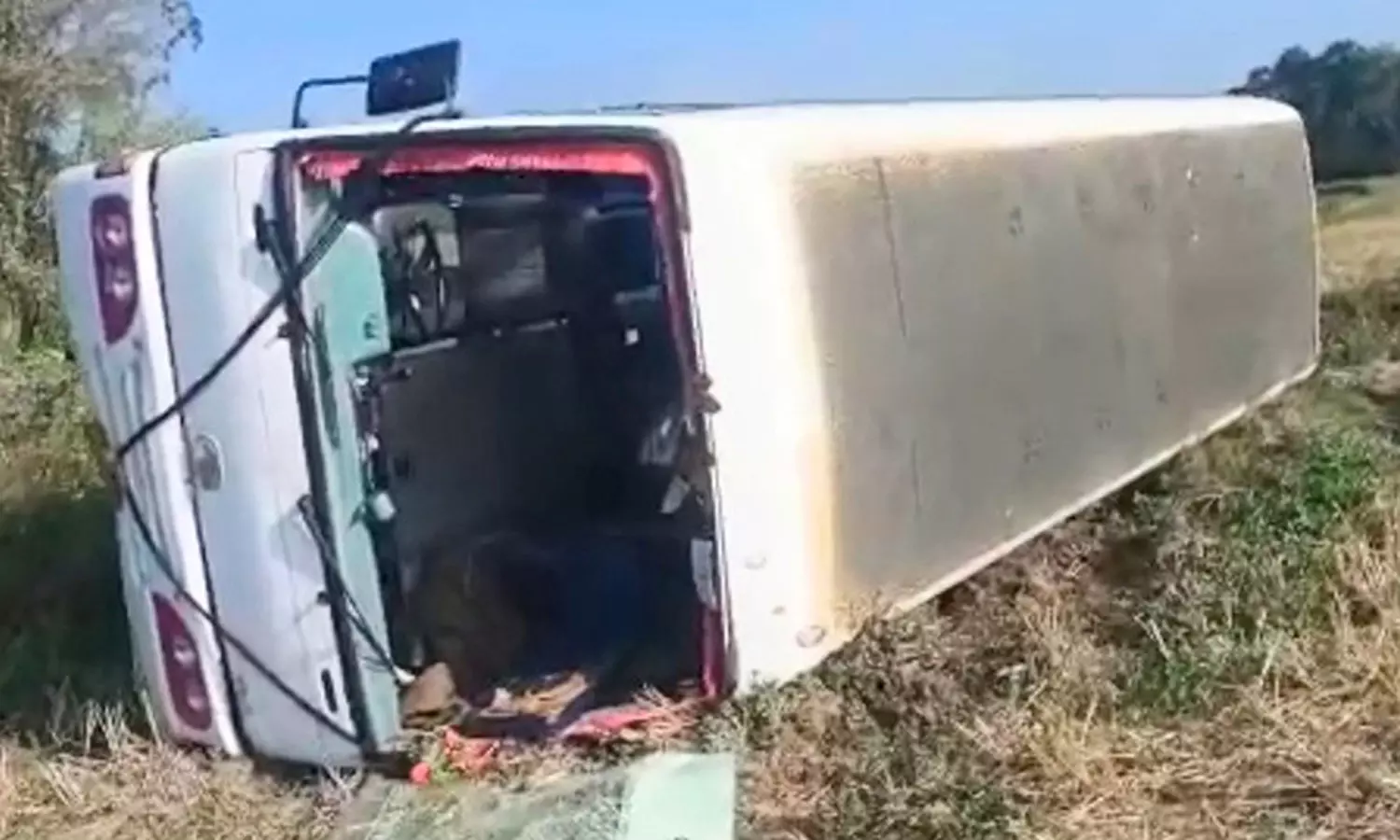 மேலூர் அருகே வேன் கவிழ்ந்து விபத்து- 20 பெண்கள் படுகாயம் மேலூர் அருகே வேன் கவிழ்ந்து விபத்து- 20 பெண்கள் படுகாயம்