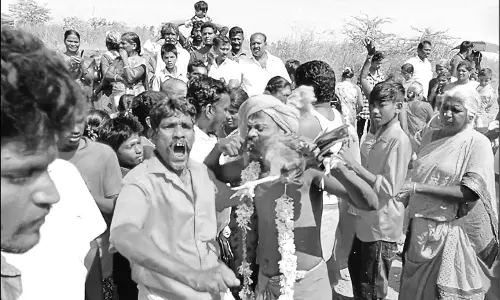 பெண்ணாடத்தில் அங்காளபரமேஸ்வரி அம்மன் கோவிலில் மயானக்கொள்ளை