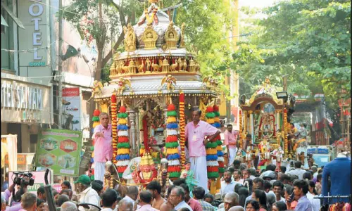 கல்யாண சுந்தரர் திருக்கல்யாண உற்சவத்தை காண திருவொற்றியூருக்கு தண்டாயுதபாணி சாமி ஊர்வலம்