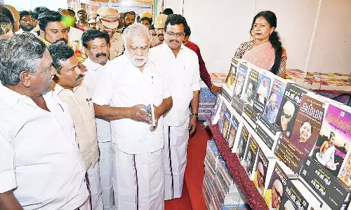 தேனியில் முதல் புத்தக திருவிழா அமைச்சர் இ.பெரியசாமி திறந்து வைத்தார்