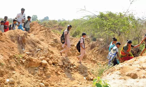 பள்ளிப்பட்டு அருகே சாலை வசதி இன்றி தவிக்கும் மாணவர்கள்