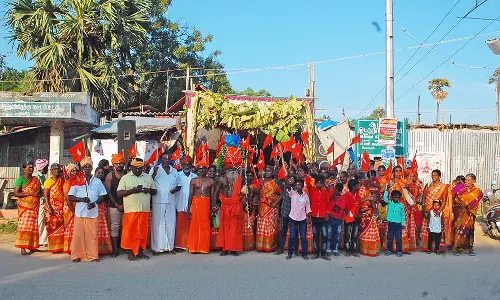 உலக அமைதிக்காக காணியாளன்பதியில் இருந்து திருச்செந்தூருக்கு ஊர்வலம்  - திரளானோர் பங்கேற்பு