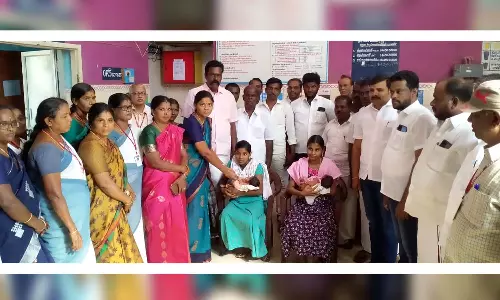 ஆரம்ப சுகாதார நிலையத்தில் பிறந்த  குழந்தைகளுக்கு தங்க மோதிரம்- தி.மு.க. சார்பில் அணிவிக்கப்பட்டது