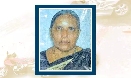 கார் ஏற்றி தாயை கொன்ற மகன்  கேரளாவுக்கு தப்பி ஓட்டம்