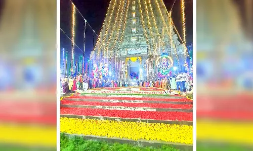 தென்காசியில் மலர்களால் ஜொலித்த  காசி விஸ்வநாதர் கோவில்