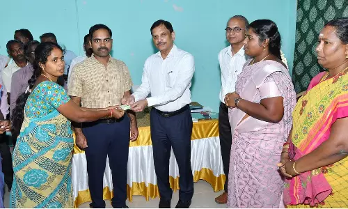 மக்கள் கொடுக்கும் மனுக்கள் மீது உடனடி நடவடிக்கை எடுக்க வேண்டும்