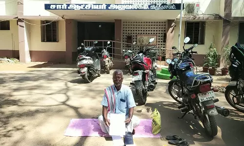 விருத்தாசலம் சப் கலெக்டர் அலுவலகத்தில்    பட்டா கேட்டு தரையில் அமர்ந்து தர்ணா செய்த விவசாயி