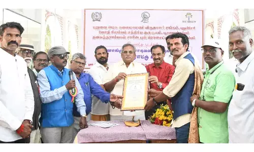 சாதனையாளர்களுக்கு விருது-சபாநாயகர் ஏம்பலம் செல்வம் வழங்கினார்