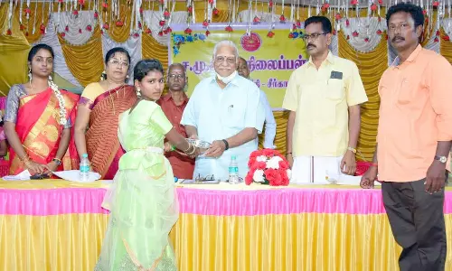பள்ளியில் ஆண்டு விழா; போட்டிகளில் வெற்றி பெற்ற மாணவர்களுக்கு பரிசு