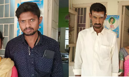 கோபிசெட்டிபாளையம் மகளிர் போலீஸ் நிலையத்தில் 2 காதல் ஜோடிகள் தஞ்சம்