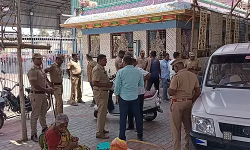 தி.மு.கவினரை கண்டித்து பொதுமக்கள் போராட்டம்