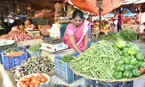 வ.உ.சி. மார்க்கெட்டில் காய்கறிகள் வரத்து குறைந்தது
