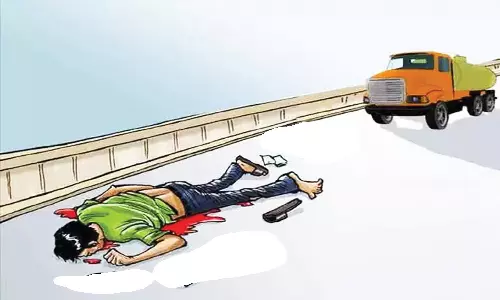 ராணிப்பேட்டை, வாலாஜா சாலையில் லாரி மோதி பிளஸ்-2 மாணவன் பலி