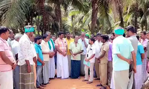 மின்வாரிய அதிகாரிகளை சிறைபிடித்த விவசாயிகள்