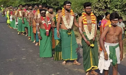 சிறுவாபுரி முருகன் கோவிலுக்கு காவடி எடுத்து வந்து நேர்த்திக்கடன் செலுத்திய அறுபடை வீடு முருக பக்தர்கள் பேரவை