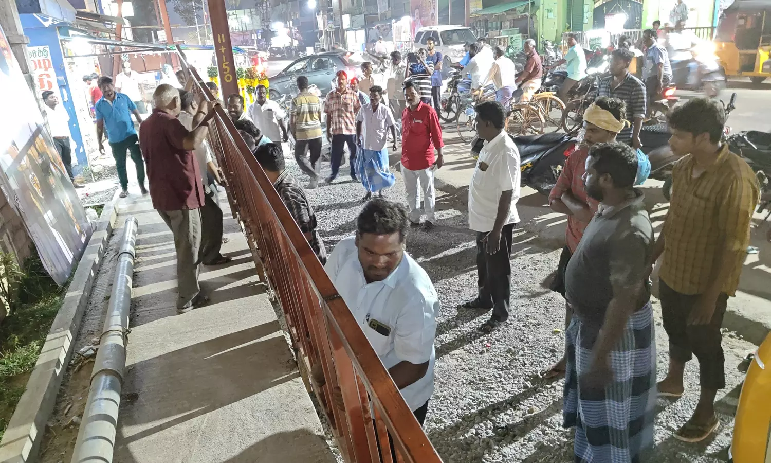 நெல்லிக்குப்பத்தில் பயணியர் நிழற்குடை இரும்பு தடுப்புகம்பியை பொதுமக்கள் அகற்றி போராட்டம்: காண்டிராக்டரிடம் வாக்குவாதம் நெல்லிக்குப்பத்தில் பயணியர் நிழற்குடை இரும்பு தடுப்புகம்பியை பொதுமக்கள் அகற்றி போராட்டம்: காண்டிராக்டரிடம் வாக்குவாதம்