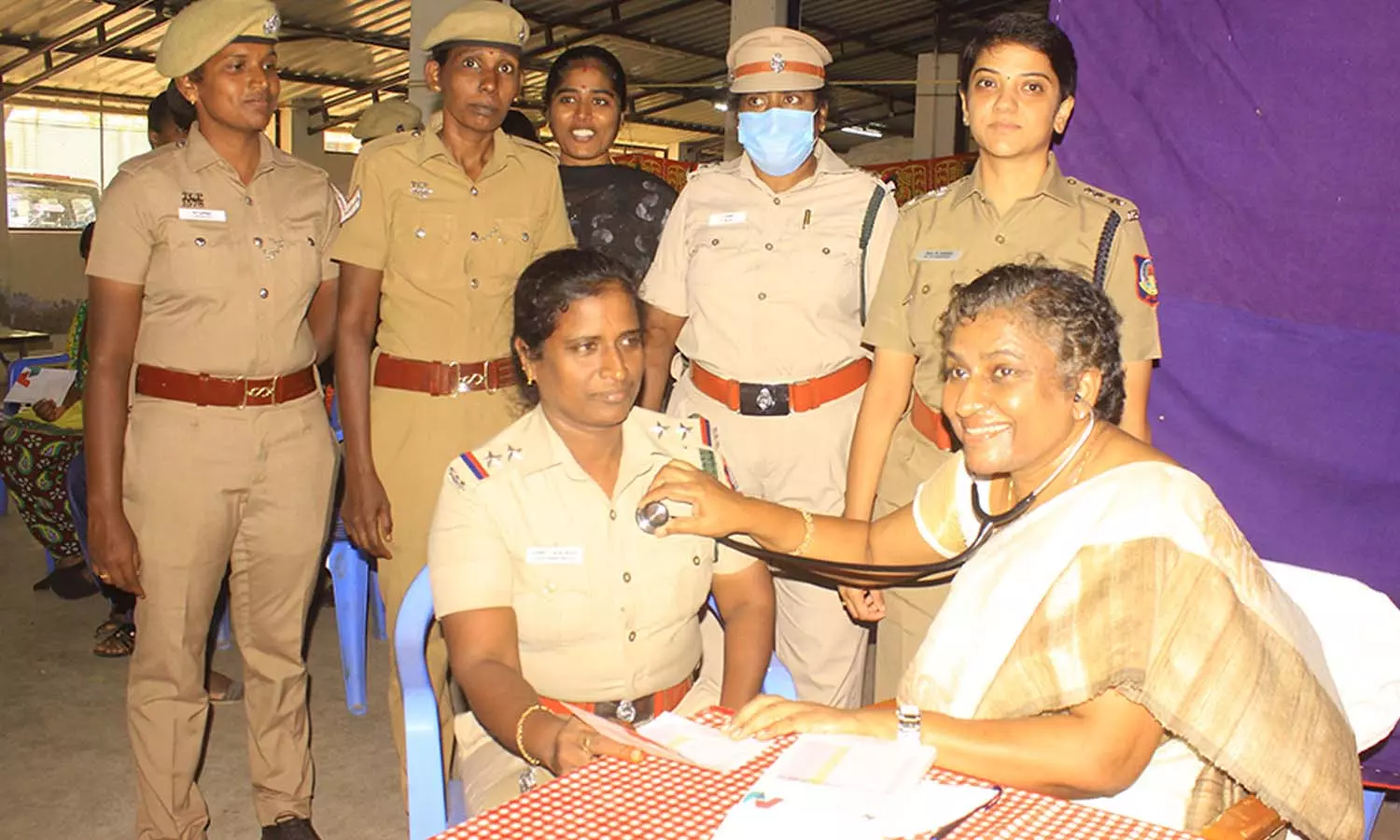 மகளிர் தினத்தையொட்டி நெல்லை மாநகர ஆயுதப்படை பெண் போலீசாருக்கு மருத்துவ முகாம் மகளிர் தினத்தையொட்டி நெல்லை மாநகர ஆயுதப்படை பெண் போலீசாருக்கு மருத்துவ முகாம்