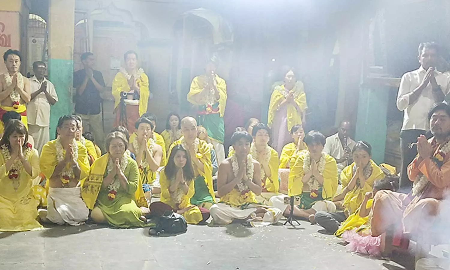 வள்ளலார்கோவிலில் ஜப்பான் நாட்டினர் வழிபாடு வள்ளலார்கோவிலில் ஜப்பான் நாட்டினர் வழிபாடு