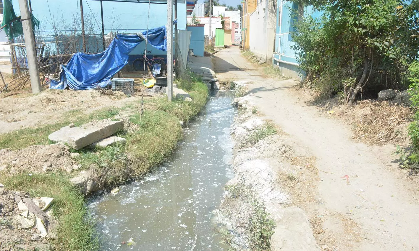 சாக்கடை கால்வாயில் தேங்கி கிடக்கும் கழிவு நீர்