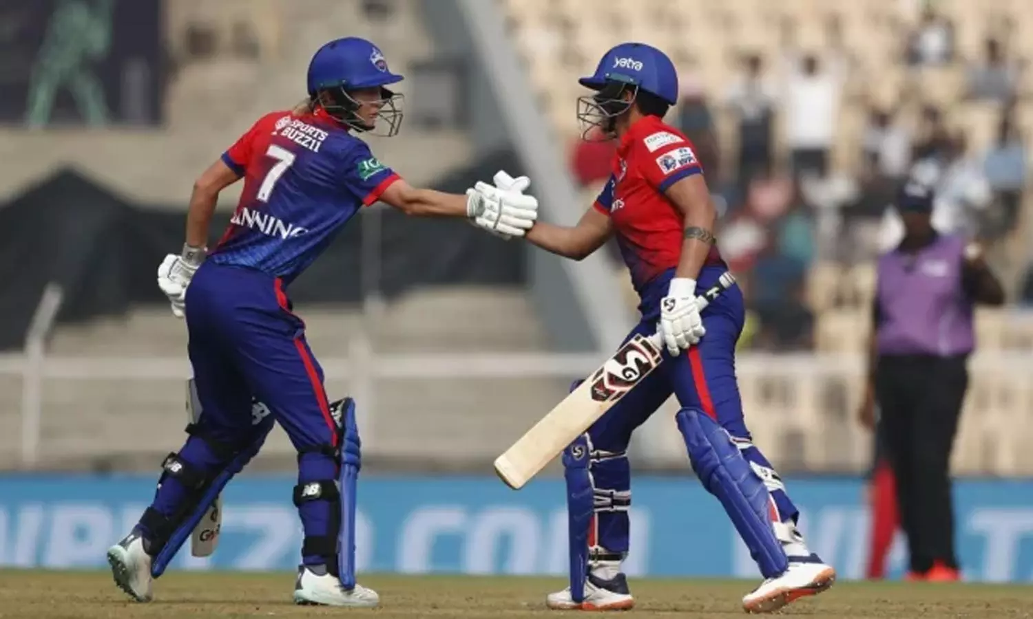 மகளிர் பிரிமீயர் லீக் போட்டி: டெல்லி அணி அபார வெற்றி.. பெங்களூரு அணி 163 ரன்களில் சுருண்டது.. மகளிர் பிரிமீயர் லீக் போட்டி: டெல்லி அணி அபார வெற்றி.. பெங்களூரு அணி 163 ரன்களில் சுருண்டது..