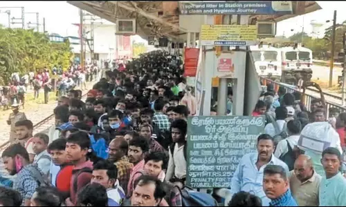 ரெயில் நிலையங்களில் அலைமோதிய வடமாநில தொழிலாளர்கள்: கூட்டம் கூட்டமாக சொந்த ஊருக்கு சென்றனர்