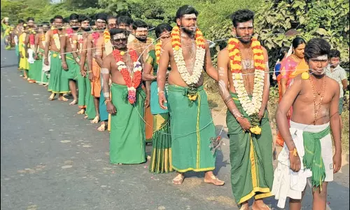 சிறுவாபுரி முருகன் கோவிலுக்கு அலகு குத்தி சென்ற பக்தர்கள் நேர்த்திக்கடன் செலுத்தினர்