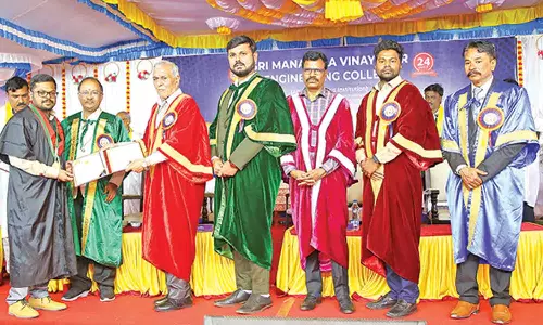 மணக்குள விநாயகர் என்ஜினீயரிங் கல்லூரியில்மாணவ-மாணவிகளுக்கு பட்டமளிப்பு