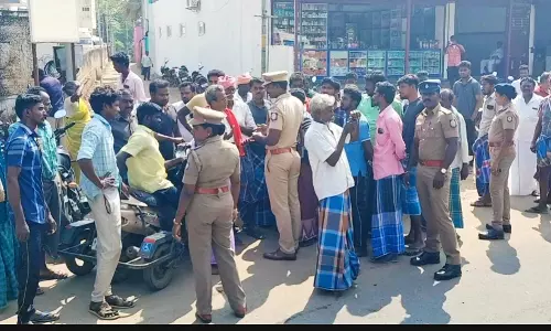 ஜெயங்கொண்டம் அருகே மின்சாரம் பாய்ந்து பலியான  தொழிலாளி உடலை வாங்க மறுத்து உறவினர்கள் மறியல்