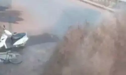 குடிநீர் குழாய் வெடித்ததால் சாலையில் விரிசல்- ஸ்கூட்டரில் வந்த பெண் படுகாயம்