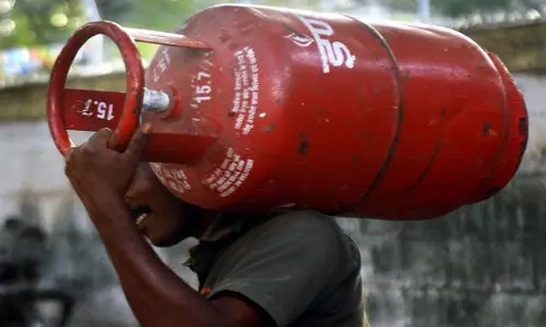 நூதன போராட்டம்