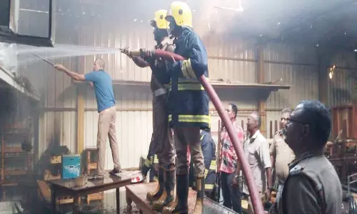 பர்னீச்சர் கடையில் தீ விபத்து