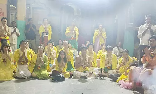 வள்ளலார்கோவிலில் ஜப்பான் நாட்டினர் வழிபாடு