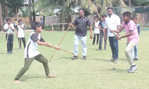 பள்ளியில் மாவட்ட அளவிலான சிலம்ப போட்டி