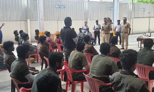 பயத்தை போக்க வடமாநில தொழிலாளர்களுடன் கலந்துரையாடிய போலீஸ் சூப்பிரண்டு