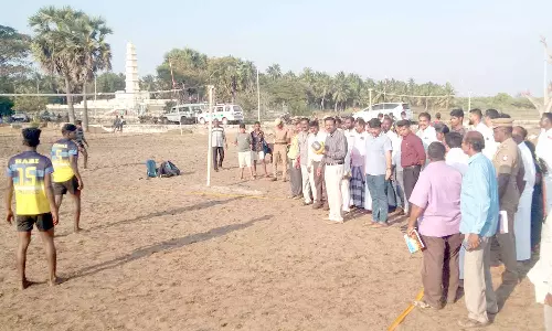 பீச் வாலிபால் போட்டி; கலெக்டர் தொடங்கி வைத்தார்