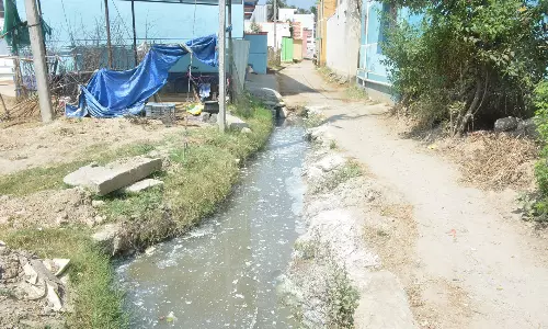 சாக்கடை கால்வாயில் தேங்கி கிடக்கும் கழிவு நீர்