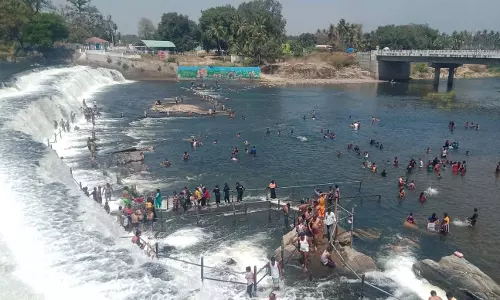 கொடிவேரி தடுப்பணையில் குவிந்த பொதுமக்கள்