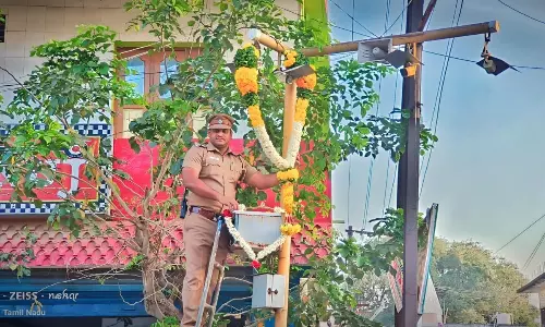 சி.சி.டி.வி. கேமராவிற்கு மாலை அணிவித்து மரியாதை- குறிஞ்சிப்பாடி போலீசார் அதிரடி