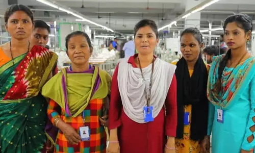 தமிழகத்தில் பாதுகாப்பாக இருக்கிறோம்- குடும்பத்தினருக்கு வீடியோவில் பேசி அனுப்பும் வடமாநில தொழிலாளர்கள்