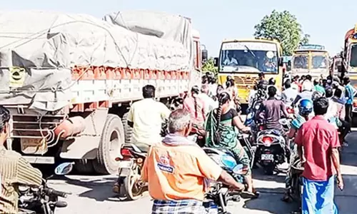 போக்குவரத்து நெரிசலை கட்டுப்படுத்த நடவடிக்கை எடுக்க வேண்டும்- வாகன ஓட்டிகள் கோரிக்கை