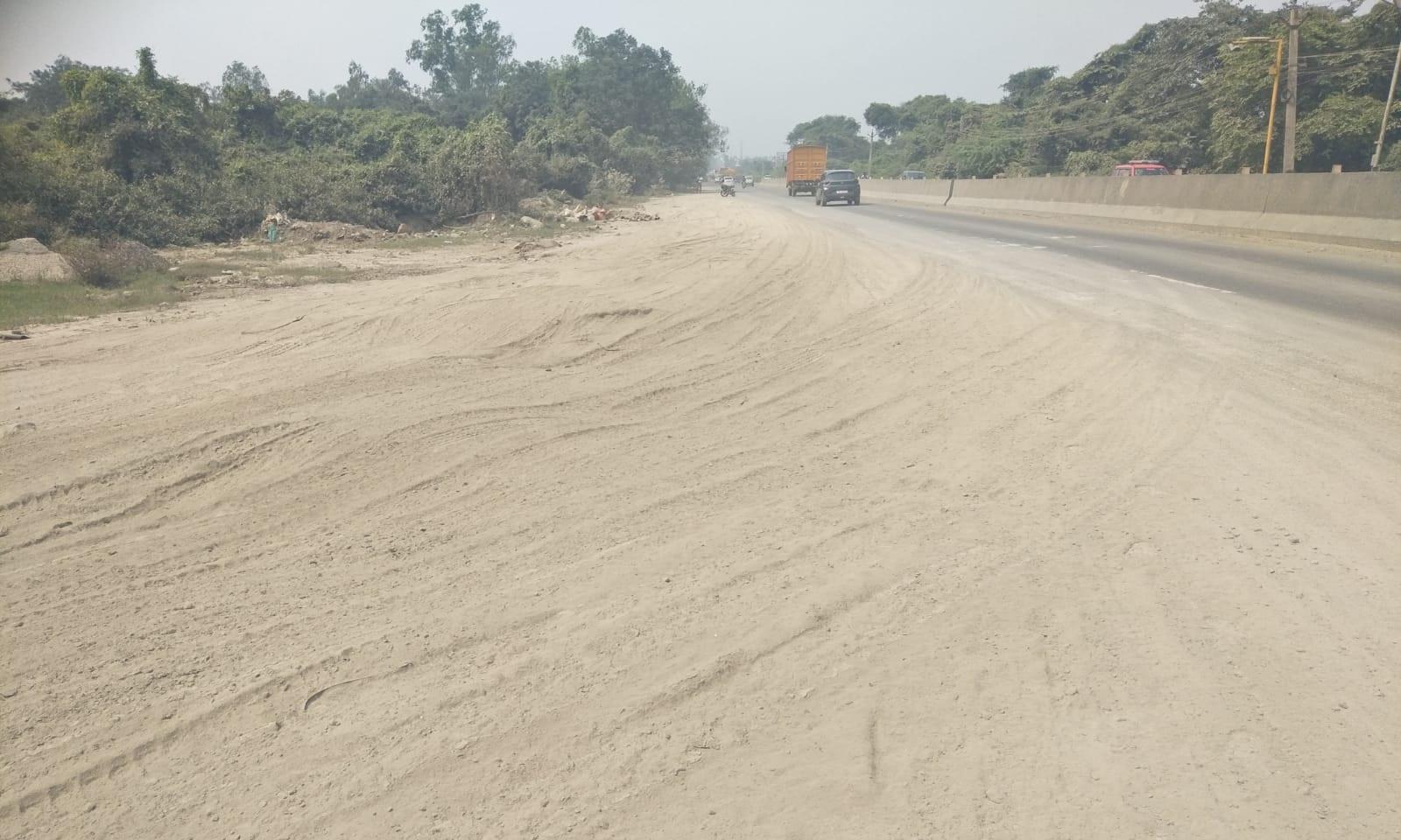 வண்டலூர் அருகே சாலையில் குவிந்த மணலால் விபத்து அபாயம்