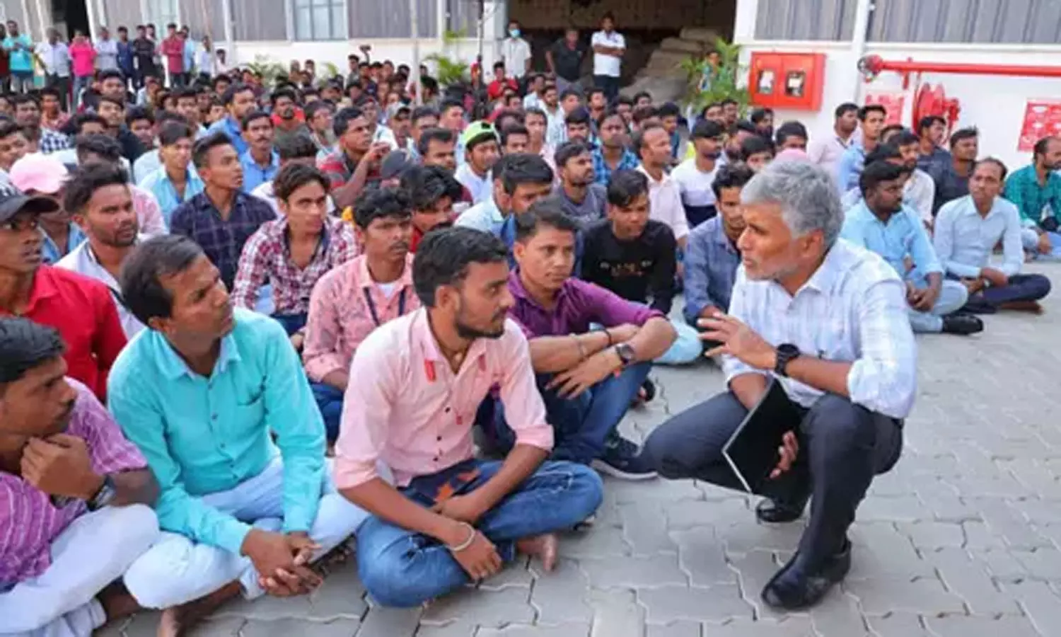 வடமாநில தொழிலாளர்களை சந்தித்த பீகார் குழு- மகிழ்ச்சியாக வாழ்வதாக தெரிவித்ததால் திருப்தி வடமாநில தொழிலாளர்களை சந்தித்த பீகார் குழு- மகிழ்ச்சியாக வாழ்வதாக தெரிவித்ததால் திருப்தி