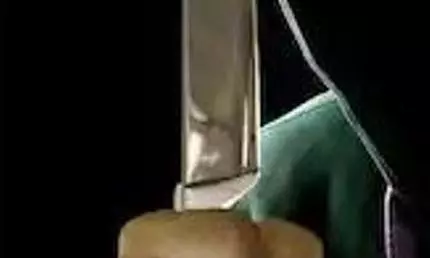 பெண் பழ வியாபாரியிடம் கத்தி முனையில் பணம் பறிப்பு பெண் பழ வியாபாரியிடம் கத்தி முனையில் பணம் பறிப்பு